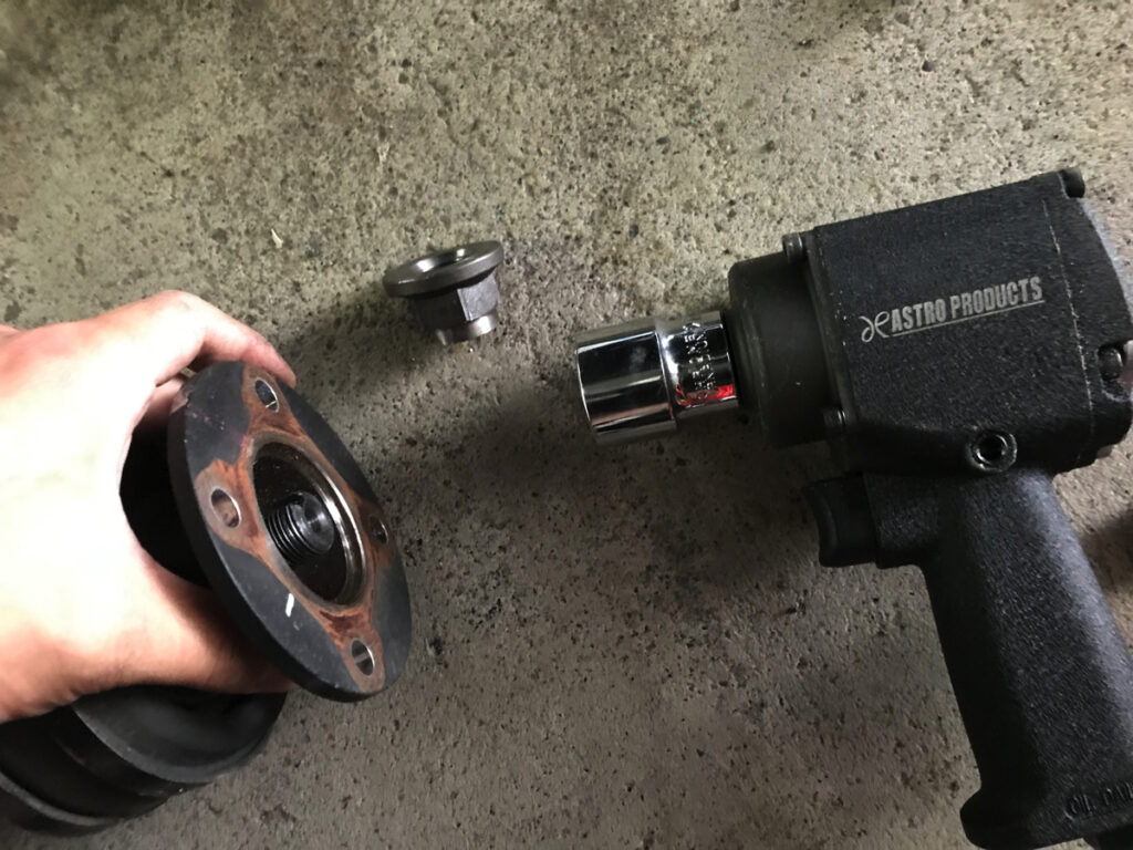 ロックナットをインパクトで外す