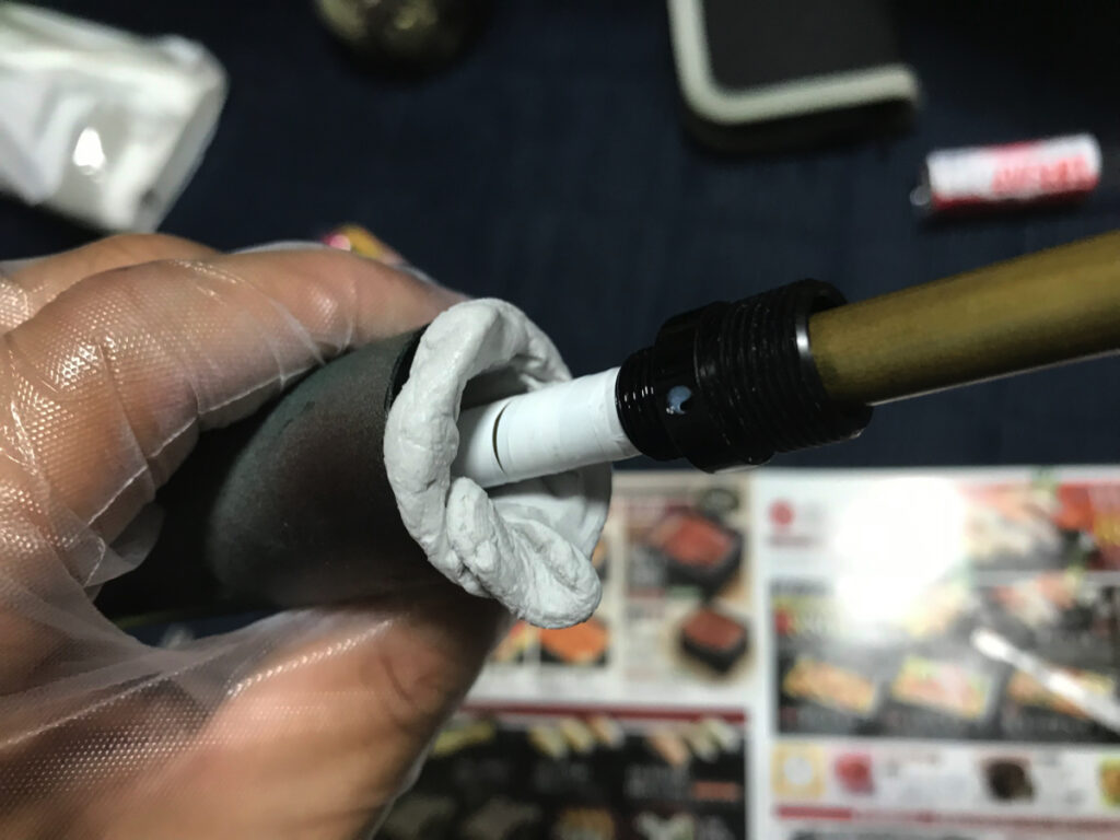 パテを詰めていきます