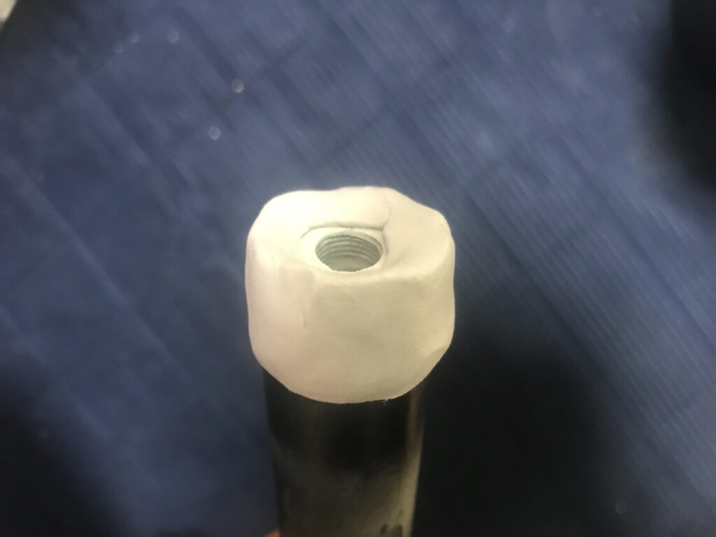 最後の整形のパテ盛りです