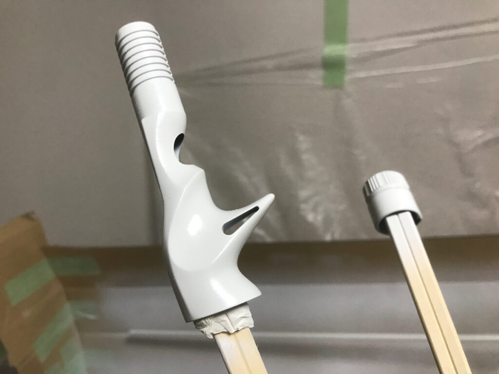 リールシートに下塗り塗料を吹きました。