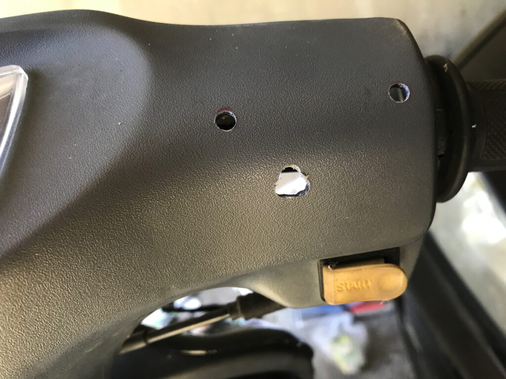 ヘッドカバーに取り付け穴を開けます