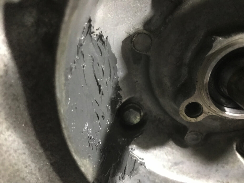 クランクケースパテ盛り