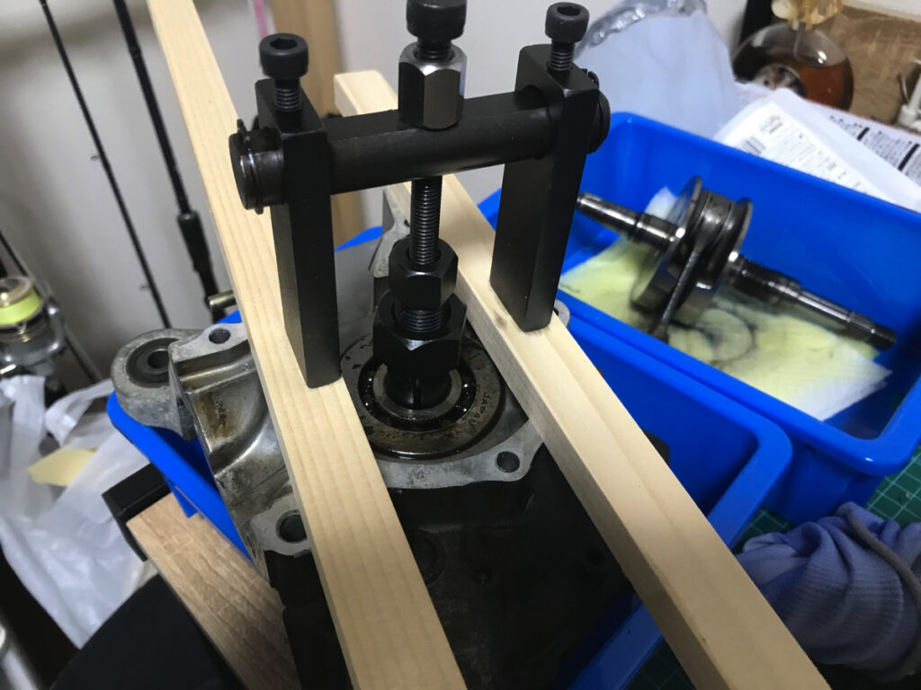 クランクシャフトベアリング外し