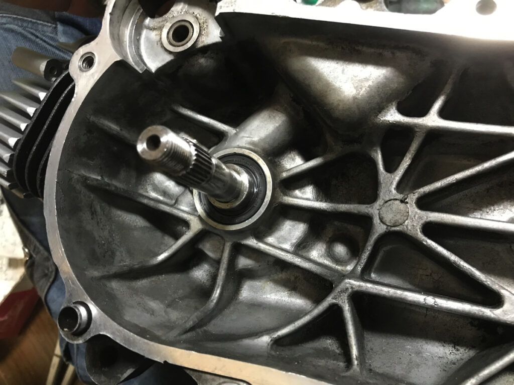 プーリー側オイルシール打ち込み