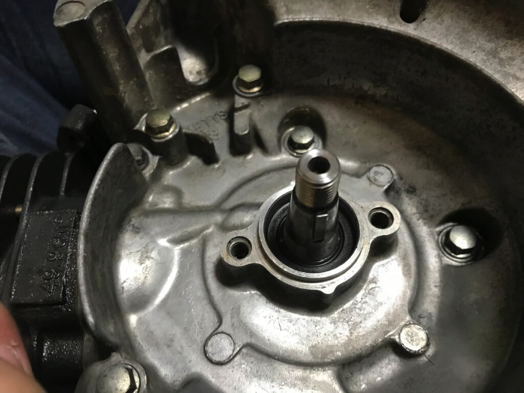 ジェネ側オイルシール打ち込み